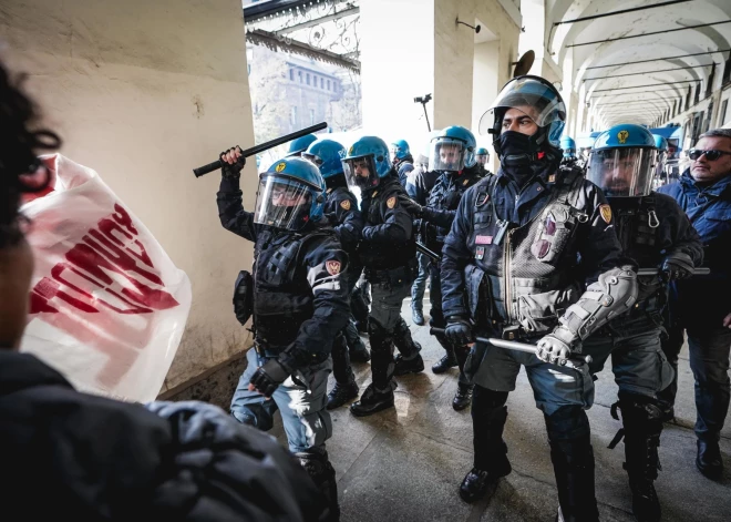 Turīnā policija kaujas ar studentiem, kuri gan protestē pret valdības politiku izglītībā, gan atbalsta palestīniešus 