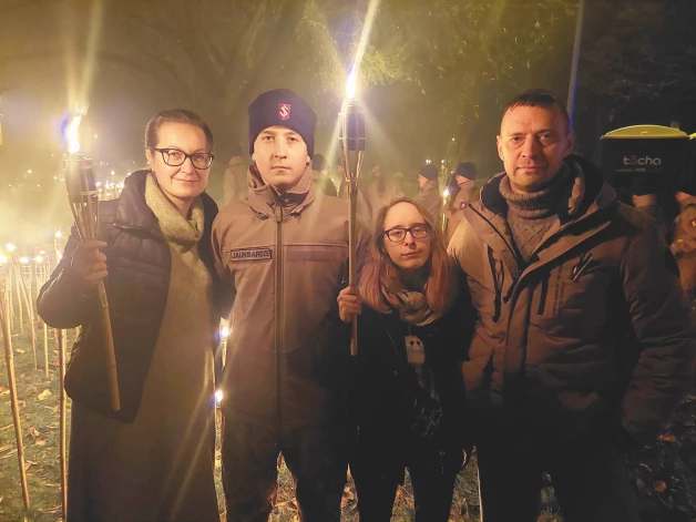 Vecvagaru ģimene Liepājā Lāčplēša dienā – Nataļja, dēls Miķelis, meita Aleksandra, vīrs Vilmārs.