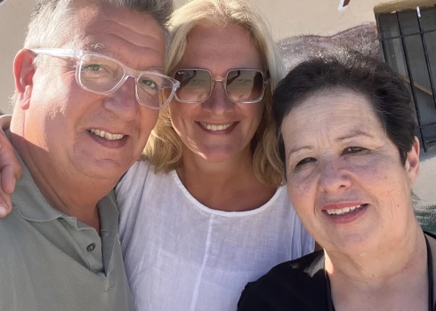 Linda (vidū) ar vīru Nikolasu kopā ar sēņu restorāna “El Empalme” saimnieci Gloriju Kortesu. Starp citu, “El Empalme” spāņu valodā nozīmē savienojums vai erekcija.