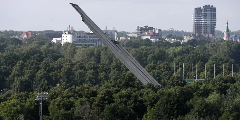 Демонтаж памятника в парке Узварас.