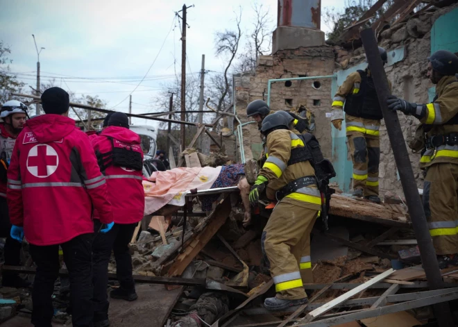 Krievija veikusi masveida dronu un raķešu triecienu Ukrainai