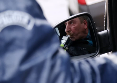 Aizvadītajā diennaktī pieķerti 20 autovadītāji, kuri pie stūres bija sēdušies alkohola vai narkotisko vielu reibumā. 