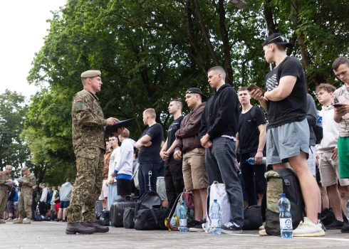 Rosina ņemt vērā valsts aizsardzības dienestā iesauktam jaunietim piemītošas fobijas un alerģijas. 