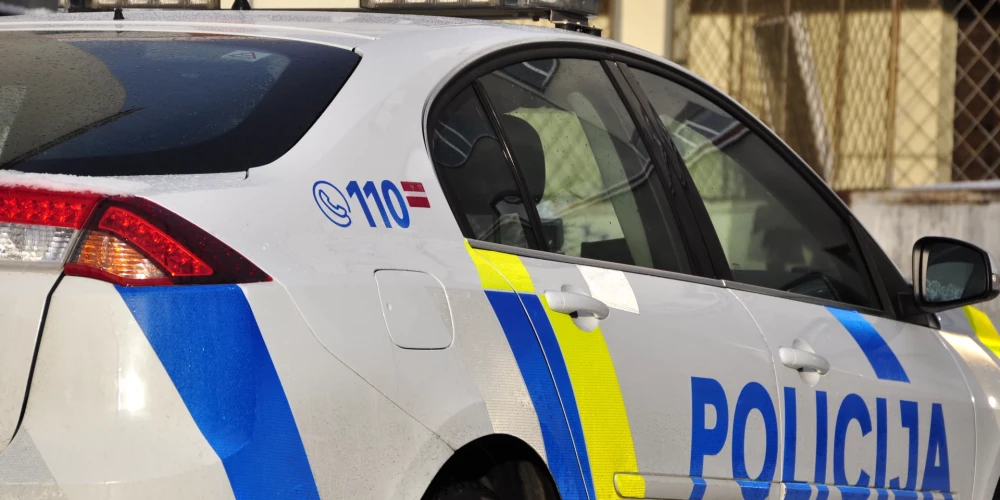 Valsts policijas automašīna.