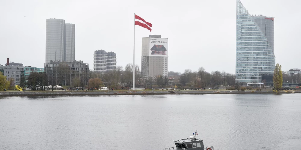 Daugava un Latvijas karogs uz AB dambja.