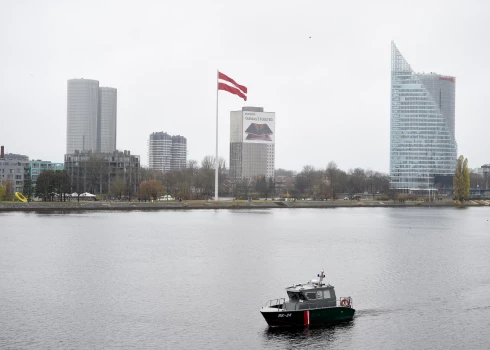 Daugava un Latvijas karogs uz AB dambja.