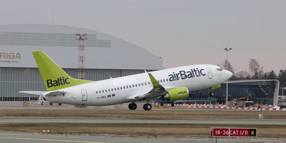 Nacionālās aviokompānijas "airBaltic" lidmašīna starptautiskās lidostas "Rīga" lidlauka teritorijā.