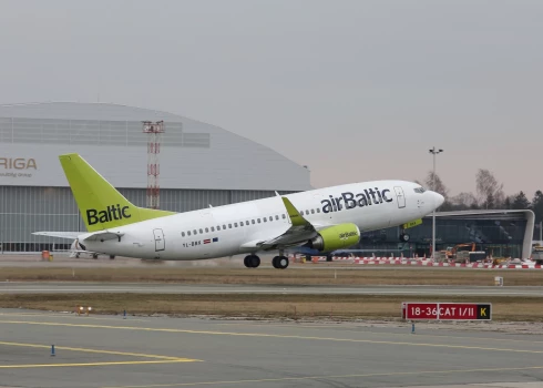 Nacionālās aviokompānijas "airBaltic" lidmašīna starptautiskās lidostas "Rīga" lidlauka teritorijā.