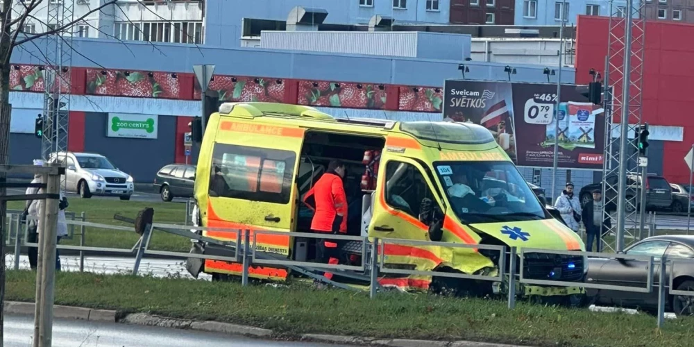 Pļavniekos NMPD automašīna sadūrusies ar vieglo auto.