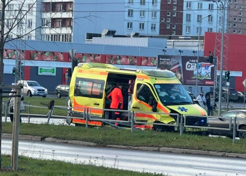 Pļavniekos NMPD automašīna sadūrusies ar vieglo auto.