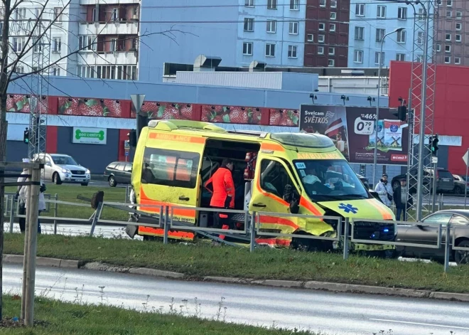 Pļavniekos notikusi sadursme starp NMPD auto un vieglo automašīnu