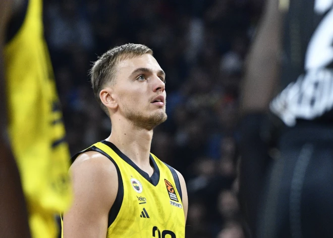 Žagars gūst 19 punktus un palīdz "Fenerbahce" uzvarēt Stambulas derbijā