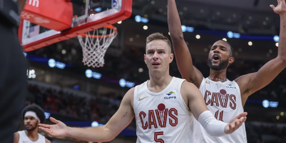 Chicago, USA, November 11, 2024: Sam Merrill (5 Cleveland Cavaliers) and Evan Mobley (4 Cleveland Cavaliers) reacts to a play during the game between the Chicago Bulls and Cleveland Cavaliers on Monday November 11, 2024 at the United Center, Chicago, USA. (NO COMMERCIAL USAGE)  (Shaina Benhiyoun/SPP) (Photo by Shaina Benhiyoun/SPP/Sipa USA)