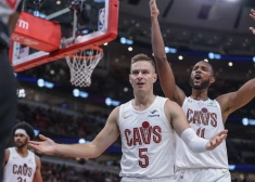 Chicago, USA, November 11, 2024: Sam Merrill (5 Cleveland Cavaliers) and Evan Mobley (4 Cleveland Cavaliers) reacts to a play during the game between the Chicago Bulls and Cleveland Cavaliers on Monday November 11, 2024 at the United Center, Chicago, USA. (NO COMMERCIAL USAGE)  (Shaina Benhiyoun/SPP) (Photo by Shaina Benhiyoun/SPP/Sipa USA)