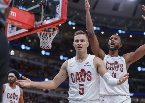 Chicago, USA, November 11, 2024: Sam Merrill (5 Cleveland Cavaliers) and Evan Mobley (4 Cleveland Cavaliers) reacts to a play during the game between the Chicago Bulls and Cleveland Cavaliers on Monday November 11, 2024 at the United Center, Chicago, USA. (NO COMMERCIAL USAGE)  (Shaina Benhiyoun/SPP) (Photo by Shaina Benhiyoun/SPP/Sipa USA)