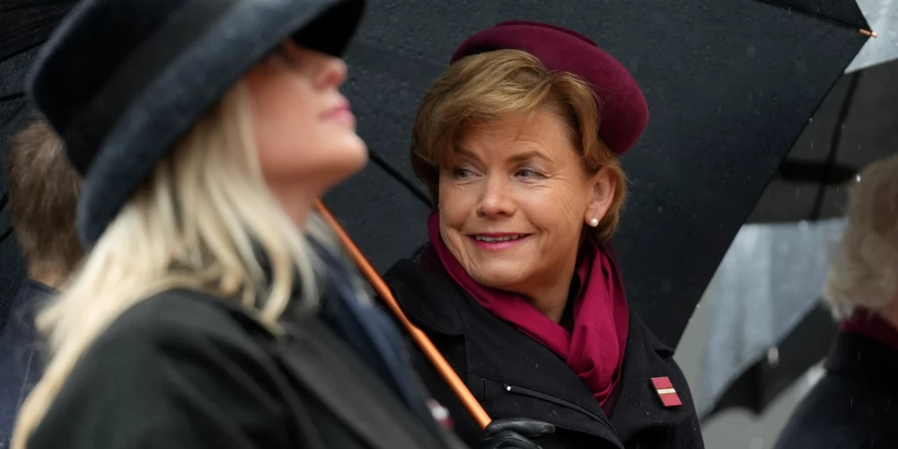 Svinīgā ziedu nolikšanas ceremonija pie Brīvības pieminekļa Latvijas Republikas proklamēšanas 106. gadadienā.