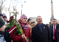 FOTO, VIDEO: ar svinīgu ziedu nolikšanu pie Brīvības pieminekļa iesākušās Latvijas 106. dzimšanas dienas svinības