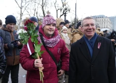 FOTO, VIDEO: ar svinīgu ziedu nolikšanu pie Brīvības pieminekļa iesākušās Latvijas 106. dzimšanas dienas svinības