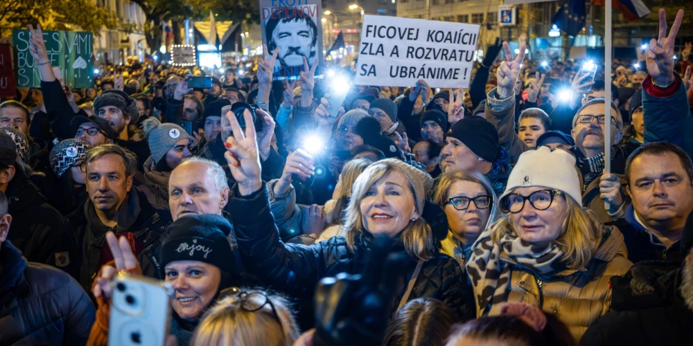 Demonstranti brīdināja, ka Slovākijas demokrātiskās brīvības ir apdraudētas, un aicināja rīkoties, lai aizstāvētu brīvību un demokrātiju.