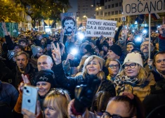 VIDEO: Slovākijā tūkstošiem cilvēku protestē pret "nedemokrātisko" Fico valdību