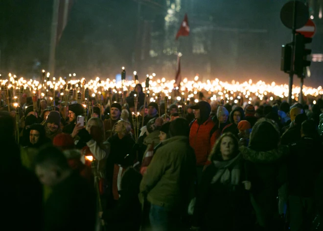 Tradicionālais 18. novembra lāpu gājiens Rīgas centrā (foto: Juris Rozenbergs)