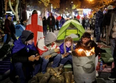 Ielu protestētāji Tbilisi izveido telšu pilsētiņu, pieprasot jaunas parlamenta vēlēšanas