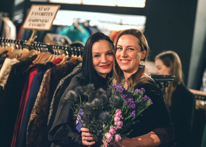 Grāmata "Mīļākā melleņu mētra" ir dzejas krājums un tā sastāv no trīs daļām, kurās apskatīti atšķirīgi dzīves posmi - ilgošanās, satikšanās un attālināšanās.