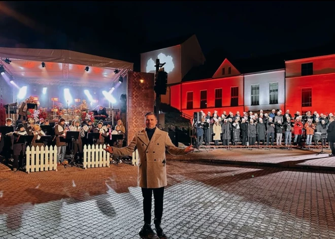 FOTO: kā sabiedrībā pazīstami cilvēki atzīmēja 18. novembri