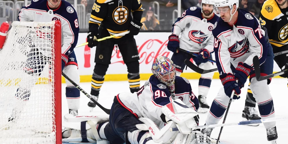 Elvis Merzļikins darbībā pret Bostonas "Bruins". 