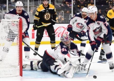 Elvis Merzļikins darbībā pret Bostonas "Bruins". 