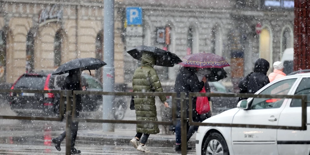 Самые сильные осадки в виде дождя и метели ожидаются ночью и утром.