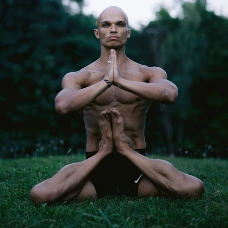 Sandis Inzelbergs visu savu enerģiju fokusē tikai un vienīgi uz jogu, tādējādi arī brīvi pārvalda savu ķermeni.