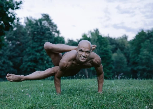 Sandis Inzelbergs visu savu enerģiju fokusē tikai un vienīgi uz jogu, tādējādi arī brīvi pārvalda savu ķermeni.