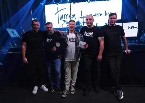 Grupa "Tumsa" albuma "Nemiera kaijas" prezentācijas koncertā Latvijas 1. rokkafejnīcā. No kreisās: bundzinieks Uldis Knapšis, grupas dibinātājs Jānis Daugalis, solists Jānis Dreimanis, ilggadējais ģitārists Haralds Drekslers un ģitārists Krists Dēvics.