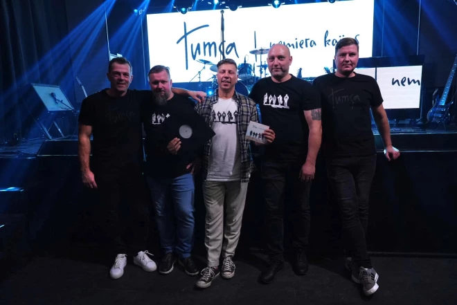 Grupa "Tumsa" albuma "Nemiera kaijas" prezentācijas koncertā Latvijas 1. rokkafejnīcā. No kreisās: bundzinieks Uldis Knapšis, grupas dibinātājs Jānis Daugalis, solists Jānis Dreimanis, ilggadējais ģitārists Haralds Drekslers un ģitārists Krists Dēvics.