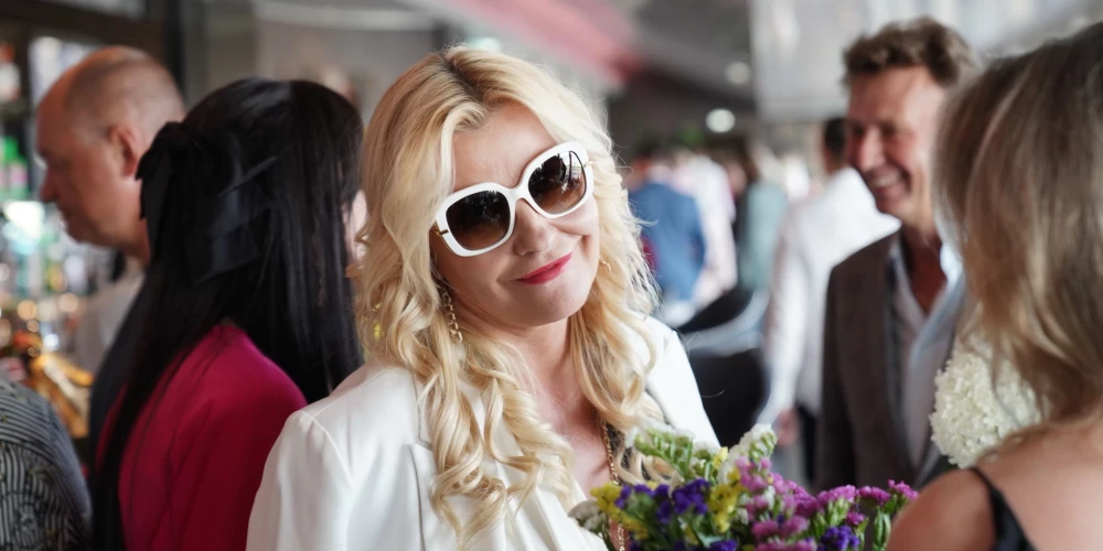 Agnese Zeltiņa pauž, ka pat tad, kad ir spiedīgi apstākļi, nedrīkst to izrādīt un ar to samierināties, tēlaini salīdzinot: “Ir jādodas uz labāko restorānu un jāparāda, ka man viss ir. Un tad es zināšu, ka man dzīvē viss nāks, ka man iedos iespēju.”