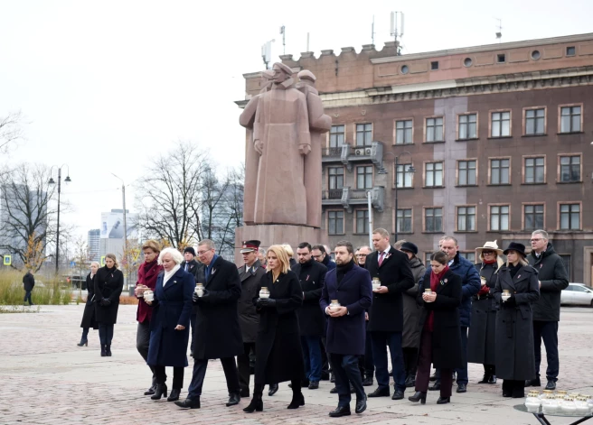 Министр иностранных дел Байба Браже, председатель Сейма Дайга Миериня, президент Латвии Эдгар Ринкевич, премьер-министр Эвика Силиня и посол Украины в Латвии Анатолий Куцевол приняли участие в памятной церемонии у Музея оккупации Латвии, зажигая свечи в память о жертвах народа Украины в 1000-й день войны.