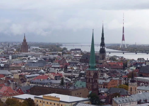 Ja gribam redzēt sakārtotu, caurspīdīgu nekustamā īpašuma tirgu un objektīvi noteikt pārdošanas cenas, apzināti zemu cenu norādīšana darījumos kavē objektīvu mājokļu vērtēšanu, kropļojot salīdzināmo objektu datubāzi, kas ir arī būtisks aspekts kredītu izsniegšanā, skaidro "Latio" eksperti.