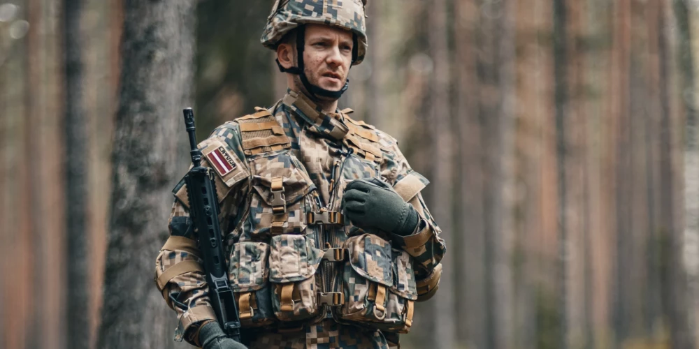 17.05.2022. Alūksne, Latvija. Poligonā “Lāčusils” Alūksnes novadā norisinās rezervistu militārās pamatapmācības kursi.