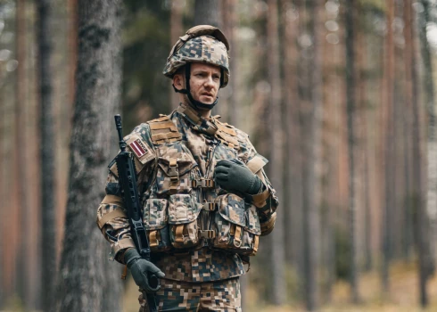 17.05.2022. Alūksne, Latvija. Poligonā “Lāčusils” Alūksnes novadā norisinās rezervistu militārās pamatapmācības kursi.