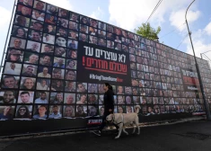 Reklāmas stends, uz kura redzamas Izraēlas ķīlnieku portretu fotogrāfijas, kuri kopš 7. oktobra uzbrukuma, ko veica Hamas kaujinieki, tiek turēti Gazā. 