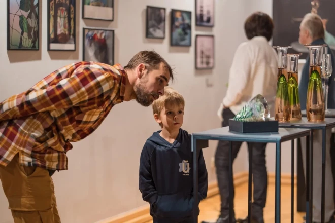 Liepājas muzejā skatāma stikla mākslinieka, dizainera un pedagoga Herberta Erbas retrospekcijas izstāde “Stikla valdzinājums”.galerists”.