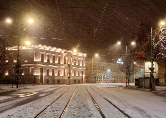 Pirmais šīs sezonas sniegs daudzas vietas Latvijā pārvērtis ziemīgā pasakā.