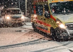 FOTO, VIDEO: Rīgā, Jelgavā, Liepājā, Jūrmalā un citviet uzsnidzis pirmais sniegs - šoferus aicina būt piesardzīgiem