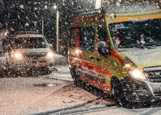 ФОТО, ВИДЕО: в Риге, Елгаве, Лиепае, Юрмале и других местах выпал первый снег - водителей призывают быть осторожными