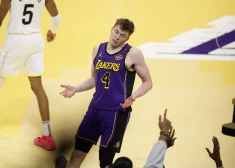 Losandželosas "Lakers" debitants Daltons Knehts atkārto līgas pirmgadnieku rekordu realizētajos tālmetienos