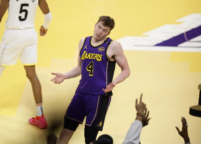 Losandželosas "Lakers" debitants Daltons Knehts atkārto līgas pirmgadnieku rekordu realizētajos tālmetienos