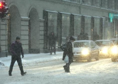 Ceturtdien vietām stipri snigs; autoceļi būs slideni