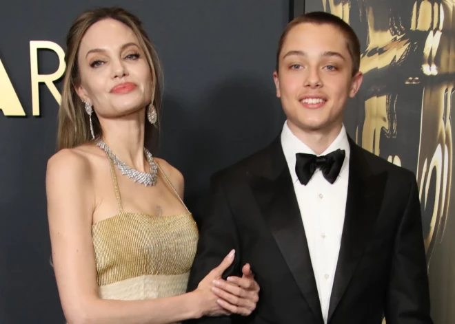 Andželina Džolija ar dēlu Noksu “Governors Awards” ceremonijas vakarā 2024. gada 17. novembrī.