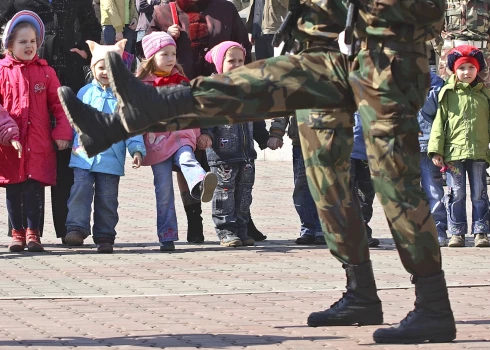 Bērni vēro Uzvaras dienas militārās parādes mēģinājumu Krasnojarskā